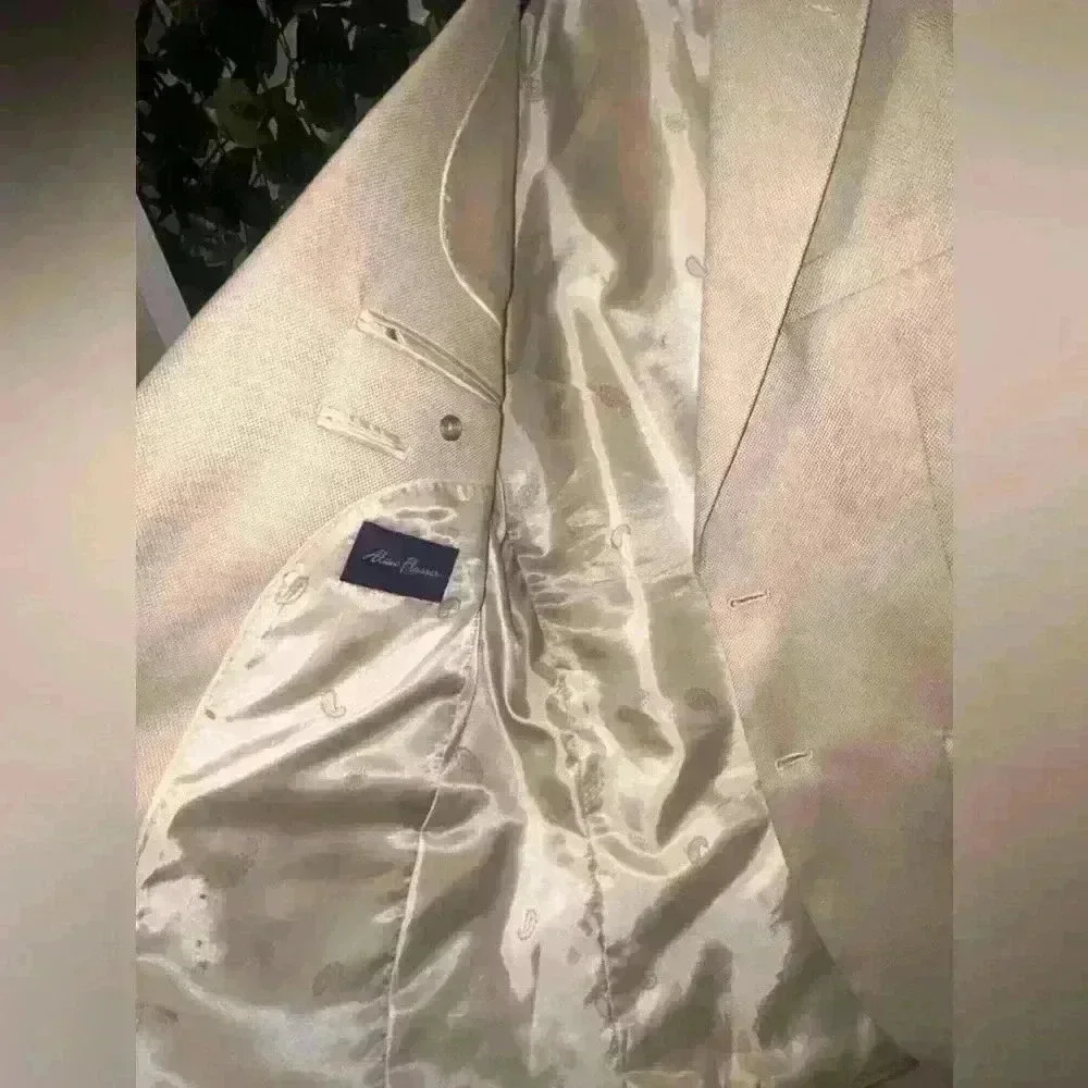 Gently used men’s suit m/l measurements on picture